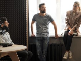 Podcast audio czy podcast video - który format wybrać dla marki?