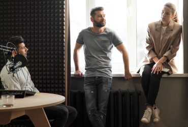 Podcast audio czy podcast video - który format wybrać dla marki?